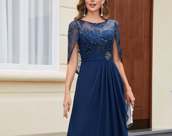 Abito da madre della sposa in chiffon e pizzo blu navy, modello a trapezio con paillettes, perfetto per un matrimonio formale.