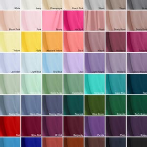Op de afbeelding: Een kleurenkaart met stofstalen in verschillende tinten. Kleuren zijn onder meer wit, ivoor, roze, geel, blauw, groen, rood en paars. Elk staal is gelabeld met de bijbehorende kleurnaam.