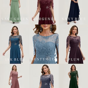 Op de afbeelding: Een verzameling elegante formele jurken in verschillende kleuren, waaronder saliegroen, bordeauxrood en marineblauw. Elke jurk heeft een gedetailleerd lijfje en een zwierige rok, met doorschijnende cape-mouwen. De tekst geeft de kleur aan.