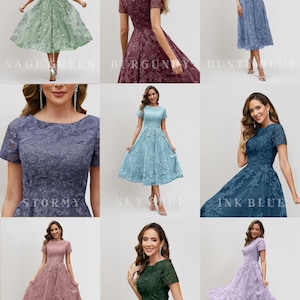 Peut inclure: Collection de robes en dentelle &agrave; manches courtes, dans des couleurs vari&eacute;es : vert sauge, bordeaux, bleu poussi&egrave;re, orageux, bleu ciel, bleu encre, rose poussi&eacute;reux, vert &eacute;meraude et lilas. Chaque robe pr&eacute;sente un motif floral en dentelle.