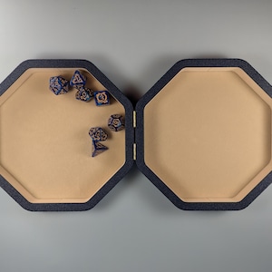 Ampia custodia a conchiglia per dadi - Spaziosa scatola porta dadi per D&D con rivestimento in feltro - Vassoio per lancio dadi con coperchio immagine 4
