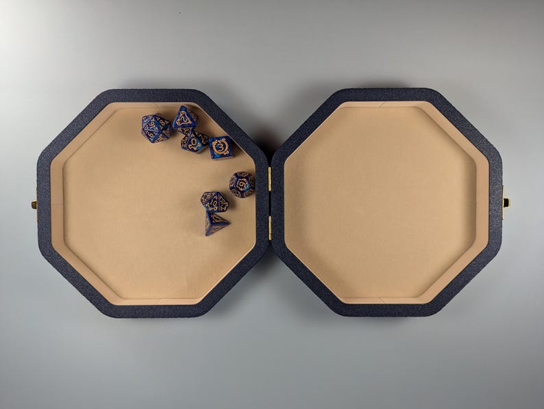 Ampia custodia a conchiglia per dadi - Spaziosa scatola porta dadi per D&D con rivestimento in feltro - Vassoio per lancio dadi con coperchio immagine 4