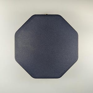 Pu&ograve; includere: Una tazza di ceramica bianca con manico nero e la scritta "But First, Coffee" in nero, in grassetto. La tazza &egrave; su una superficie bianca. La tazza &egrave; alta circa 10 cm.