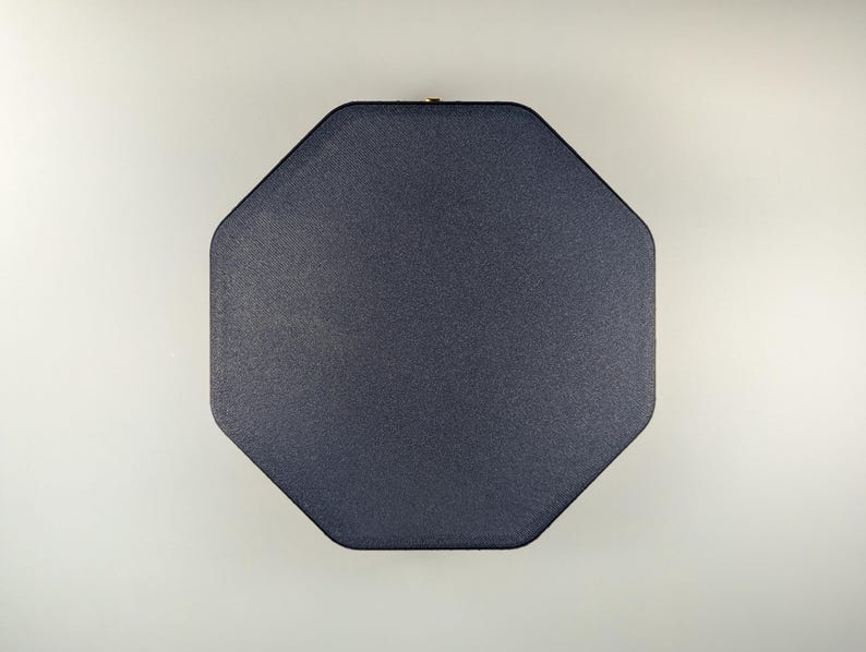 Pu&ograve; includere: Una tazza di ceramica bianca con manico nero e la scritta "But First, Coffee" in nero, in grassetto. La tazza &egrave; su una superficie bianca. La tazza &egrave; alta circa 10 cm.