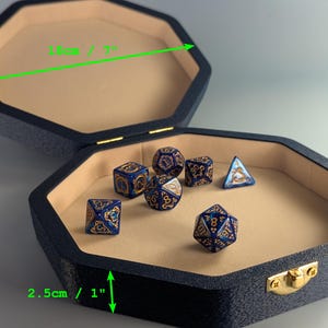 Ampia custodia a conchiglia per dadi - Spaziosa scatola porta dadi per D&D con rivestimento in feltro - Vassoio per lancio dadi con coperchio immagine 3