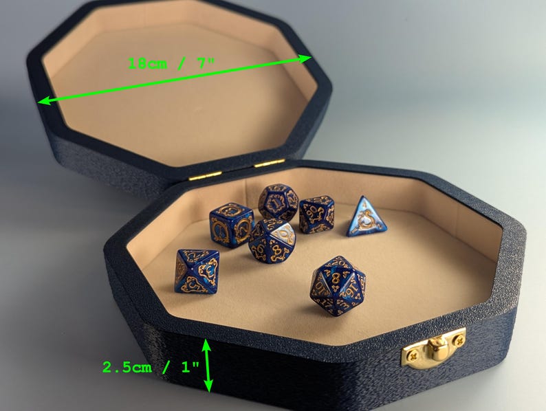 Ampia custodia a conchiglia per dadi - Spaziosa scatola porta dadi per D&D con rivestimento in feltro - Vassoio per lancio dadi con coperchio immagine 3