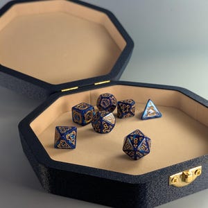 Large Clamshell Dice Tray Case - Spacious DnD Dice Storage Box with Felt Lining - Dice Rolling Tray with Lid