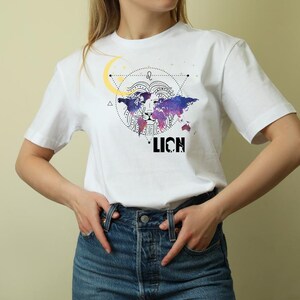 Unisex-T-Shirt aus schwerer Baumwolle, T-Shirt mit Sternzeichen Löwe, T-Shirt mit himmlischer Weltkarte | Kosmisches Astrologie-Shirt | Feuerzeichen-Geschenk für mutige und mutige Seelen