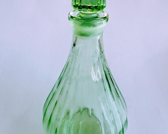 Frasco de perfume francés antiguo de cristal verde con tapón.