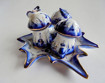 Raro conjunto vintage russo de porcelana Gzhel para condimentos em azul e branco com folha de ouro.