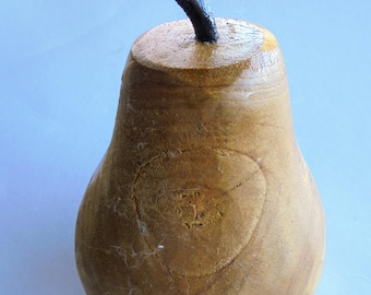 Ornement poire en bois sculpté à la main