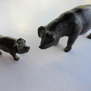 Cerdo y lechón de bronce