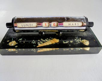 Franse eeuwigdurende kalender uit het midden van de 20e eeuw met schelpen ingekapseld in Lucite.