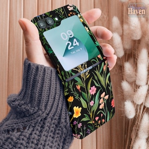 Puede incluir: Funda de teléfono floral negra con una pantalla que muestra la fecha, 9 de julio, y la hora. La funda presenta un vibrante patrón de flores coloridas y hojas verdes. La marca "SAMSUNG" es visible.