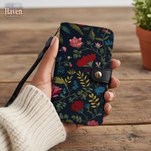 Funda tipo cartera con diseño de flores silvestres para iPhone 17, 16, 16e, 15, 14, 13, Google Pixel 10, 9, Samsung S25, S24 FE, S23, S22, S21, S20, A56, A35, A53, con correa hh028_w_1