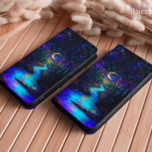 以下が含まれることがあります： 鮮やかな芸術的デザインの携帯電話ケース2つ。ケースには、川、木、三日月、星空のある夜の風景が描かれています。カラーパレットには、青、紫、緑が含まれています。