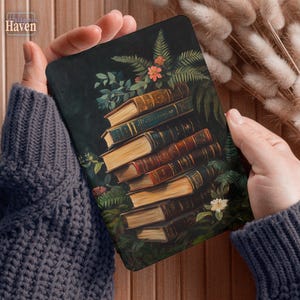 Könnte beinhalten: Ein rechteckiger Kunstdruck mit einem Stapel antiker Bücher, umgeben von üppigem Grün und kleinen Blumen. Die Bücher haben goldfarbene Seiten und verschiedenfarbige Einbände, darunter Blau, Braun und Gold. Der Hintergrund ist ein dunkles Grün.