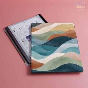 Può includere: Un tablet digitale aperto con documenti sullo schermo, accanto a una custodia. La custodia presenta un motivo ondulato nei toni del blu, verde, marrone e beige. La parola "Haven" è nell'angolo in alto a destra.