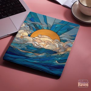 Può includere: Una skin protettiva quadrata per laptop con un'illustrazione in stile vetrata che raffigura un sole dorato che sorge su onde oceaniche blu turbolente e soffici nuvole bianche. Il testo Hologram Haven è presente nell'angolo in basso.