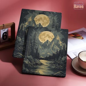 Peut inclure: Deux panneaux métalliques avec une illustration de paysage d'une pleine lune au-dessus d'une chaîne de montagnes et d'une rivière. Les panneaux sont sombres avec une esthétique vintage. Le texte "Hologram Haven" est en haut à droite.