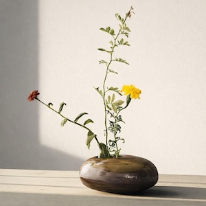 Handgjord Wabi-Sabi Ikebana-vas: Låg stenblomhållare i keramik med nålgroda för minimalistisk zen-heminredning