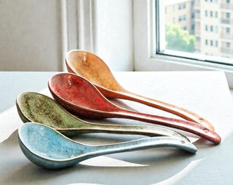 Cuillère à ramen japonaise en céramique faite main, cuillère à soupe vintage élégante, ustensiles de cuisine en grès artisanaux, cadeau de pendaison de crémaillère, décoration de salle à manger traditionnelle