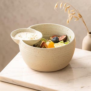 Handgjord keramikskål med chips och dipp, serveringsskål i keramik, förrättstallrik, festbordsdekoration, inflyttningspresent