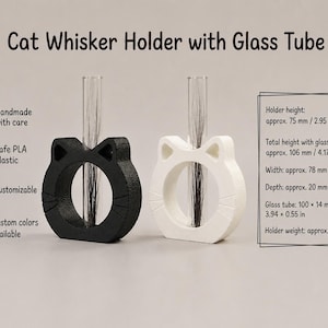 Könnte beinhalten: Zwei Katzenhaarträger mit Glasröhrchen, einer schwarz und einer weiß, mit Katzenohrformen und eingravierten Schnurrhaarlinien. Der Text enthält 'Cat Whisker Holder with Glass Tube', 'Handmade with care', 'Safe PLA Plastic', 'Customizable', 'Custom colors available' sowie Abmessungen.