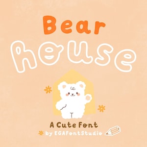 Könnte beinhalten: Ein süßer weißer Bär mit einem gelben Haus dahinter. Der Text "Bear house" ist in einer weißen, abgerundeten Schrift geschrieben. Der Text "A Cute Font" ist in Braun unter dem Bären geschrieben. Der Text "by EGAFontsStudio" ist in Braun unter dem Text "A Cute Font" geschrieben.