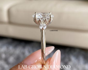 Lab Grown diamanten ovale verlovingsring met drie stenen IGI Certified Pear Side Stones Tulip Basket 14K gouden bruidsring