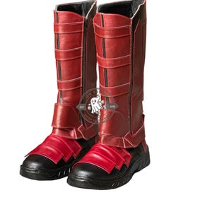 Peut inclure: Une paire de bottes hautes en cuir rouge avec des semelles et des accents noirs. Les bottes ont une fermeture &eacute;clair lat&eacute;rale et plusieurs sangles. Les bottes sont con&ccedil;ues avec un style montant, adapt&eacute;es au cosplay ou aux costumes.