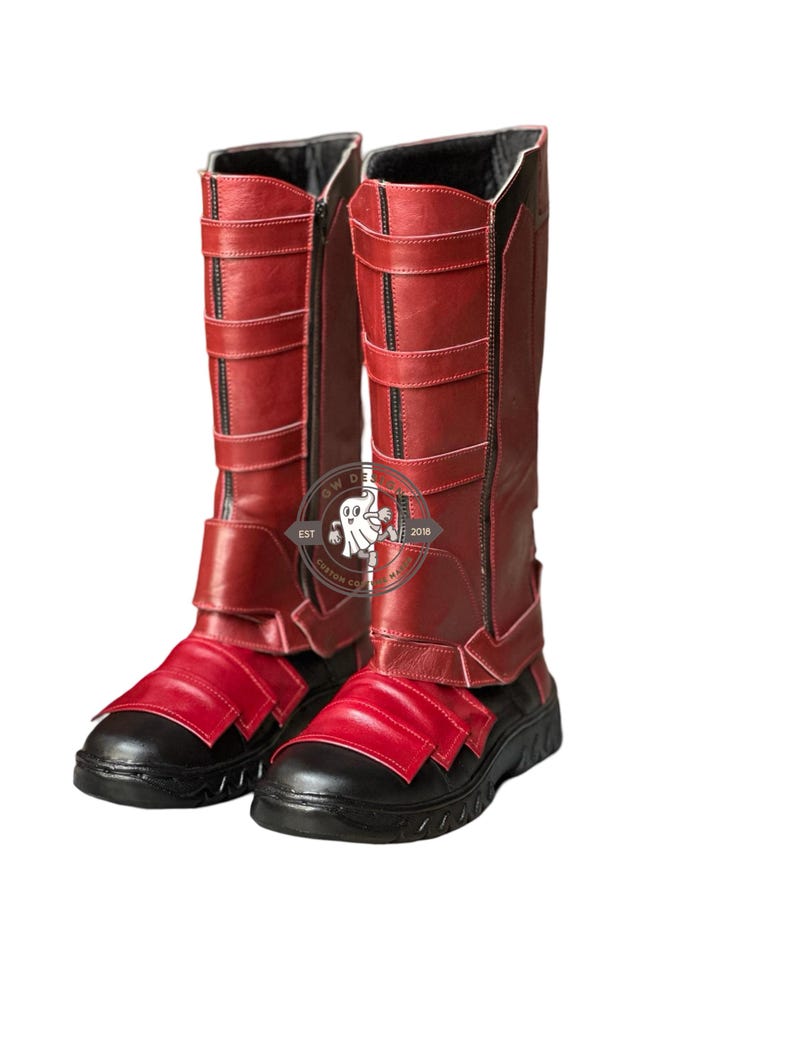 Peut inclure: Une paire de bottes hautes en cuir rouge avec des semelles et des accents noirs. Les bottes ont une fermeture &eacute;clair lat&eacute;rale et plusieurs sangles. Les bottes sont con&ccedil;ues avec un style montant, adapt&eacute;es au cosplay ou aux costumes.
