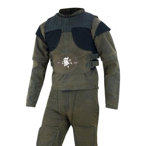 以下が含まれることがあります： オリーブグリーンと黒のタクティカルジャケットとパンツのセット。ジャケットは、パッド入りの胸と肩の部分、調節可能なストラップ、胸に丸いロゴが付いています。パンツにはポケットがあり、オリーブグリーン色です。