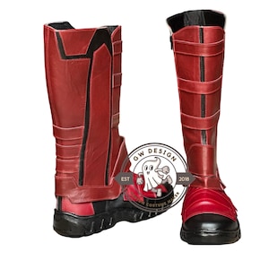 Peut inclure: Une paire de bottes rouges et noires, hautes jusqu'aux genoux. Les bottes ont une fermeture &eacute;clair, des sangles et une semelle noire. Le design comprend des accents noirs et un logo "GW DESIGN COSTUME MAKER EST 2018".