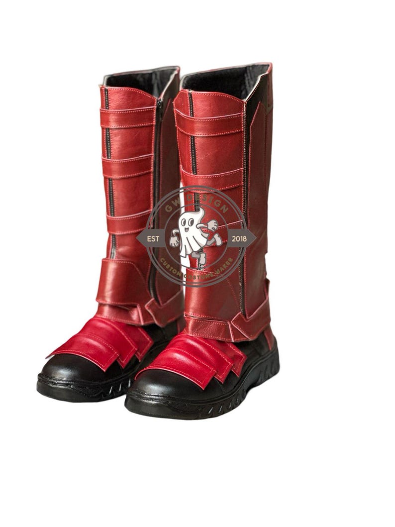 Peut inclure: Une paire de bottes rouges et noires. Les bottes sont hautes, avec une tige en cuir rouge et des semelles noires. Elles comportent une fermeture &eacute;clair sur le c&ocirc;t&eacute; et des sangles sur le devant. Bottes de cosplay ou de costume.