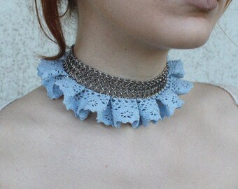Chainmail choker with colour lace, a lace collar, lace ruff
