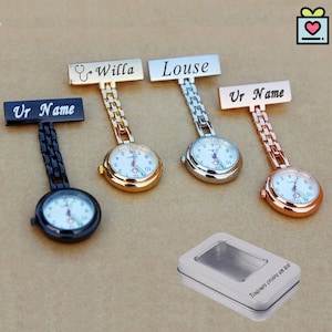 Puede incluir: Cuatro relojes de bolsillo para enfermeras en negro, dorado, plateado y oro rosa. Cada reloj tiene una esfera blanca con números negros y un segundero rojo. Las etiquetas con nombres sobre los relojes están grabadas con nombres. También se incluye una pequeña caja plateada con texto.