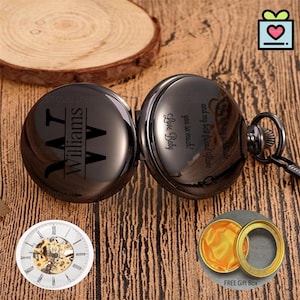 Op de afbeelding: Een zwarte zakhorloge met een open gezicht, dat het ingewikkelde uurwerkmechanisme onthult. Het horloge is gegraveerd met de naam "Williams" en de woorden "You are my soulmate and my best friend, I love you so much! Love, Baby". Inclusief gratis geschenkdoos.