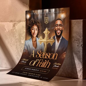 Może przedstawiać: Plakat promocyjny z napisem "A Season of Faith" z dwiema osobami i złotym krzyżem. Plakat ma ciemnobrązowe tło ze złotymi literami i opiera się o teksturowaną ścianę.