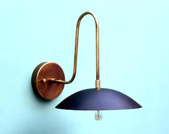 Handgemaakte koperen wandkandelaar uit het midden van de eeuw: gebogen lampenkap, Italiaanse wandlamp