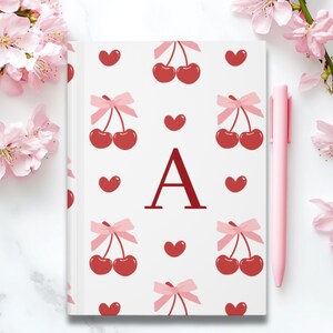 Gepersonaliseerde eerste notitieboekje, schattig kersenmonogramdagboek, girly esthetisch schrijfdagboek, preppy kersenstriknotitieboekje