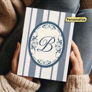 Diario minimalista con monograma: cuaderno personalizado con iniciales y elegante diseño de letras