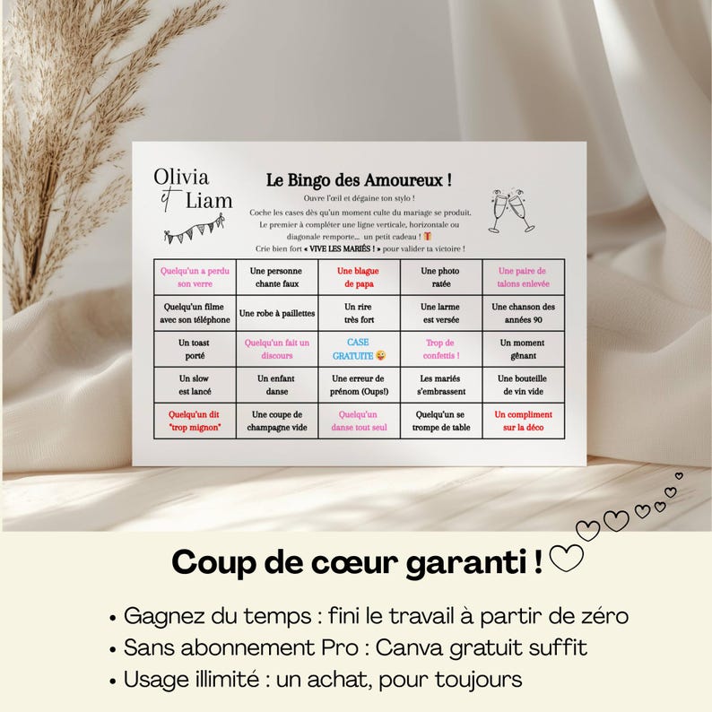 Pu&ograve; includere: Una carta bianca con il testo "Olivia & Liam" e "Le Bingo des Amoureux!" in nero. La carta presenta un gioco del bingo con vari scenari legati al matrimonio. La parte inferiore della carta ha testo in francese e illustrazioni di cuori.