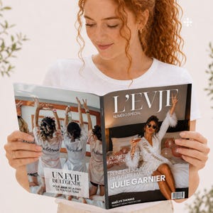 Może przedstawiać: Magazyn zatytułowany L'EVJF Numéro Spécial z okładką przedstawiającą zdjęcie osoby w białym szlafroku z napisem "Bride Marie" i "Julie Garnier". Magazyn pokazuje również grupę osób w szlafrokach z napisem "Bridesmaid".