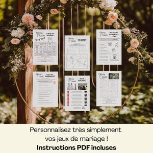 Pu&ograve; includere: Un cerchio dorato decorato con fiori e nastri, che mostra diverse carte bianche con suggerimenti per giochi di matrimonio. Le carte presentano testo e illustrazioni, con i nomi "Olivia & Liam". Il testo in basso recita "Istruzioni PDF incluse".
