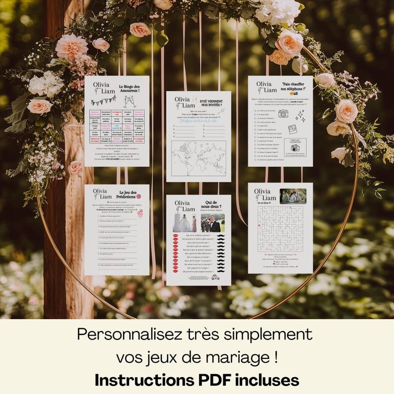 Pu&ograve; includere: Un cerchio dorato decorato con fiori e nastri, che mostra diverse carte bianche con suggerimenti per giochi di matrimonio. Le carte presentano testo e illustrazioni, con i nomi "Olivia & Liam". Il testo in basso recita "Istruzioni PDF incluse".