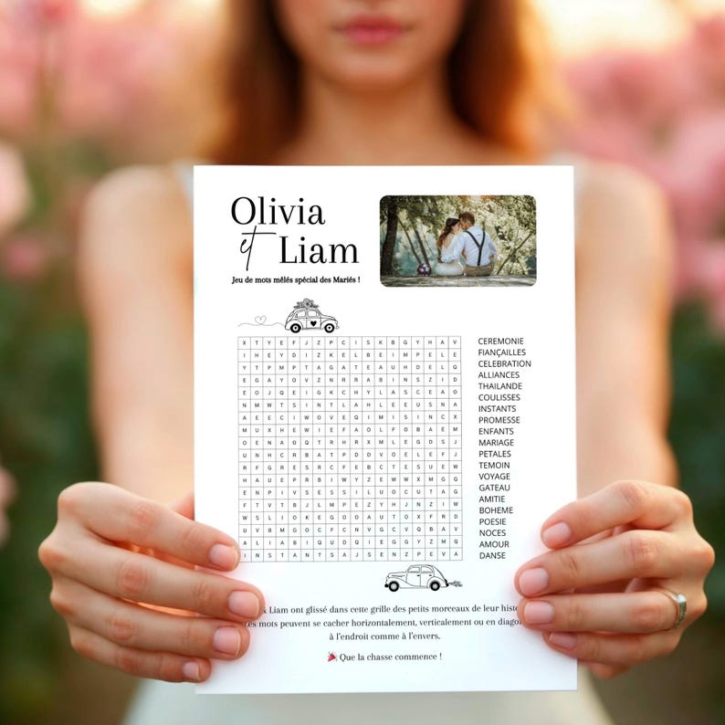 Pu&ograve; includere: Un puzzle di ricerca di parole a tema matrimonio bianco con i nomi "Olivia & Liam" in alto. Il puzzle include una foto e un elenco di parole come "cerimonia" e "celebrazione". Il testo "Que la chasse commence!" &egrave; in basso.