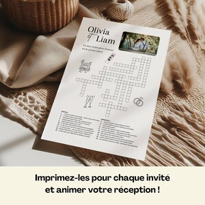 Pu&ograve; includere: Un cruciverba su carta bianca per un matrimonio, intitolato "Olivia & Liam". Il design include una foto, calici di champagne e fedi nuziali. Il testo in basso dice: "Stampali per ogni invitato e anima il tuo ricevimento!"