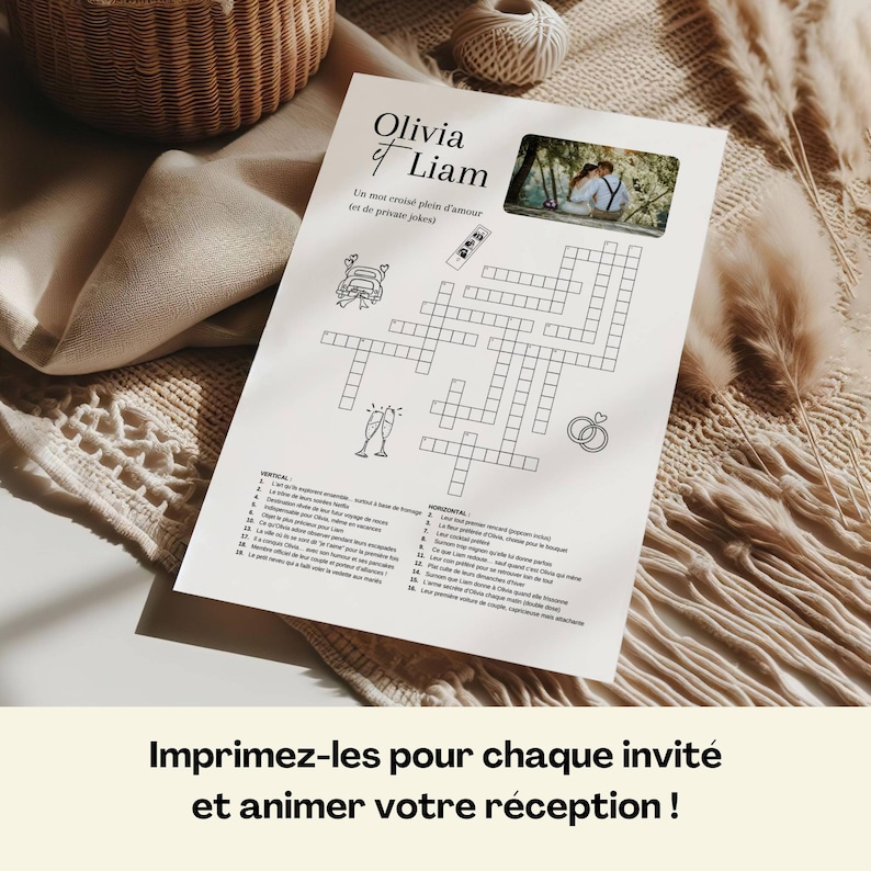 Pu&ograve; includere: Un cruciverba su carta bianca per un matrimonio, intitolato "Olivia & Liam". Il design include una foto, calici di champagne e fedi nuziali. Il testo in basso dice: "Stampali per ogni invitato e anima il tuo ricevimento!"