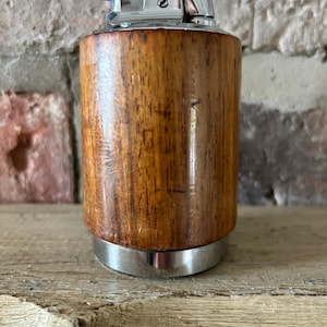 Encendedor de mesa Ronson Varaflame vintage de teca y cromo, fabricado en Inglaterra en la década de 1960.